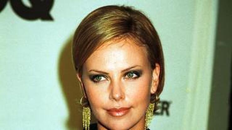 Fotos: Los cambios de look de Charlize Theron para celebrar su 42º cumpleaños