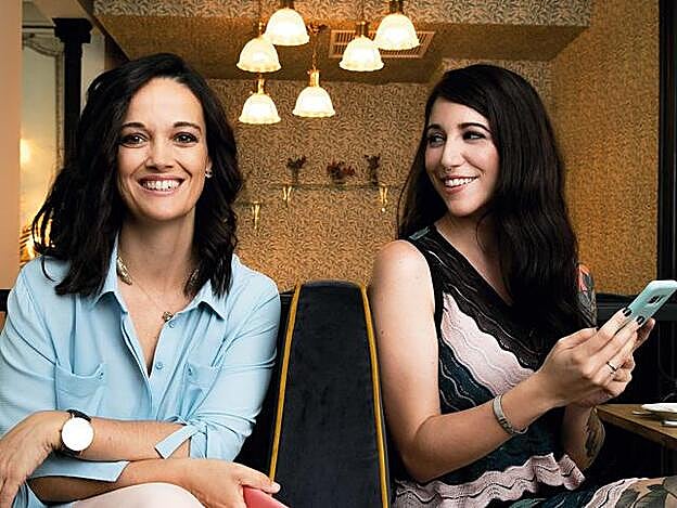 Beatriz Gaspar, creadora de Con botas de agua, lleva blusa de Adolfo Dominguez, pantalón de Trucco y joyas de Aristocrazy; la cantante Bely Basarte, vestido de M Missoni y pulsera de Tous. Ambas posan con sus Samsung Galaxy S8.