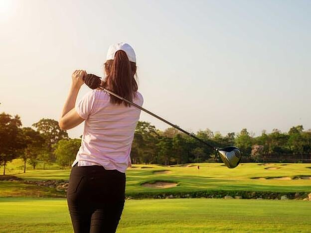 Una chica jugando al golf.