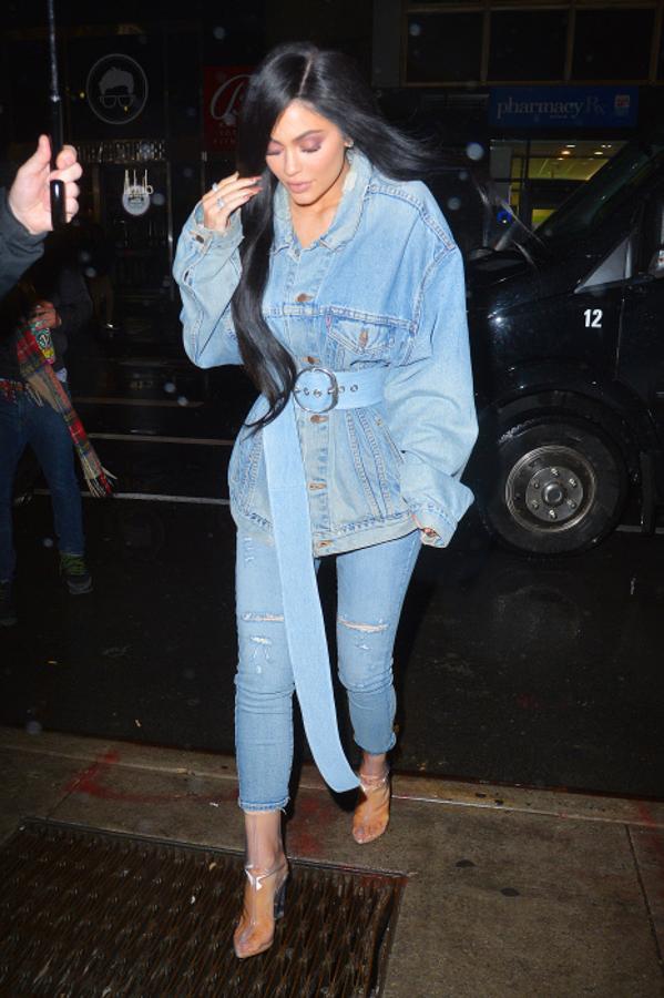 Los looks en total denim que tan de moda estuvieron en los años 90 se han convertido en uno de sus looks preferidos, que ella combina con un maxicinturón y botas de PVC. Así reinventó la hermana de Kendall Jenner el 'canadian tuxedo'.