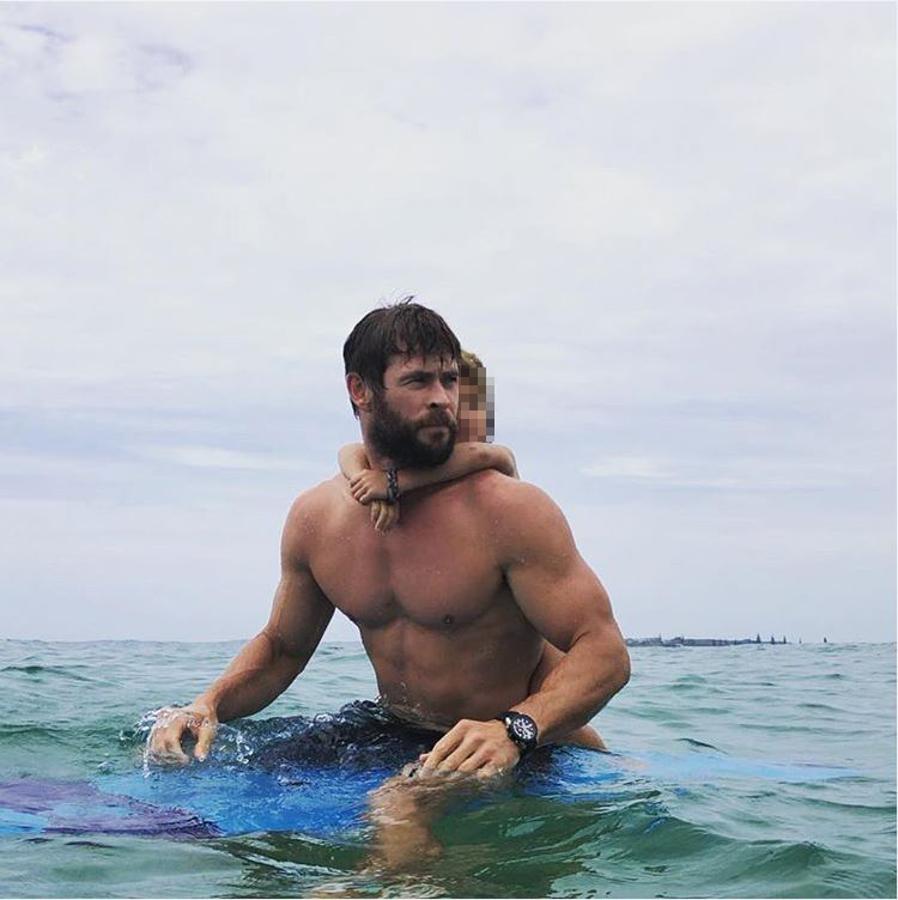 No sabemos si esta foto nos parece más sexy o adorable. O las dos cosas, por qué elegir. Pero queremos que Chris Hemsworth sea el padre de nuestros hijos. No te lo tomes mal, Elsa...