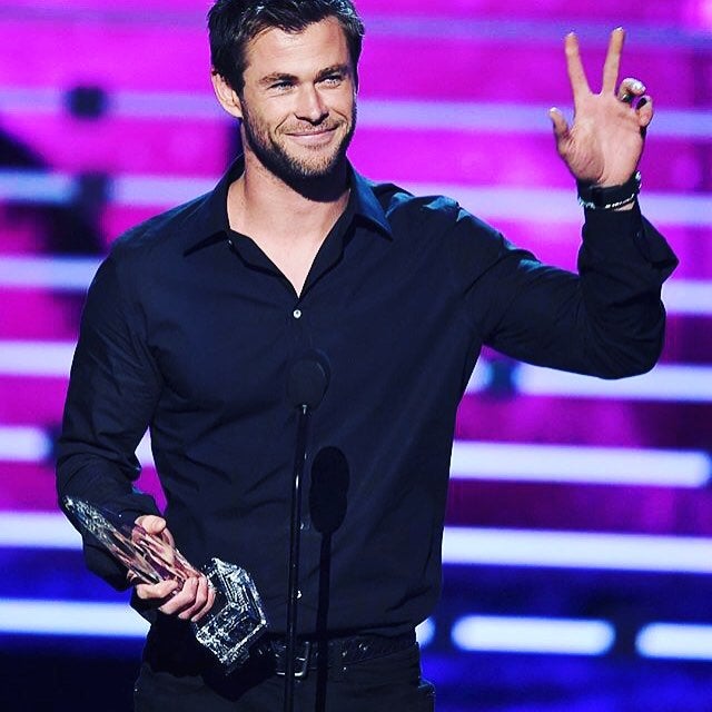 En serio, mirando esta foto no entendemos por qué no está en la lista de los hombres más guapos del mundo según la ciencia.