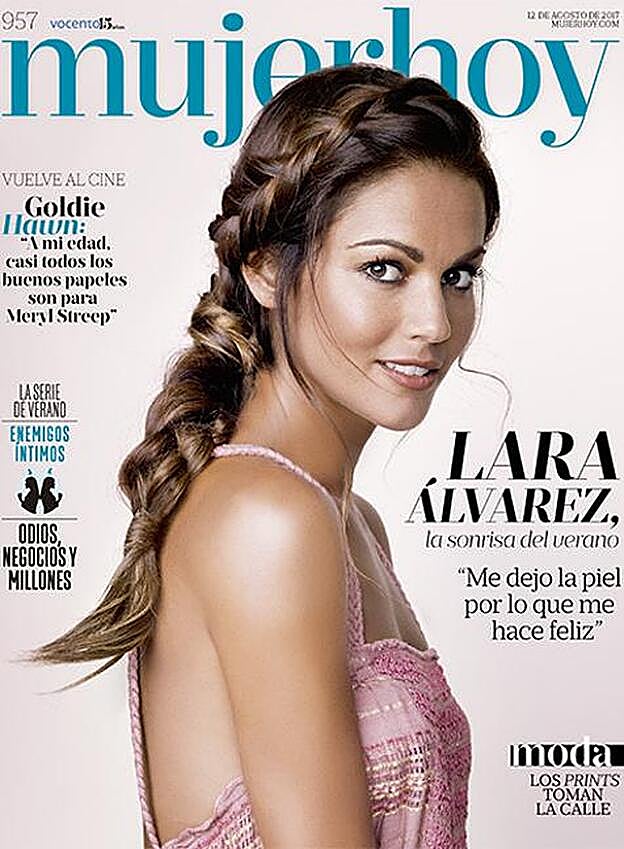 La actriz Lara Álvarez posa para Antonio Terrón con un top de Intropia. El estilismo, de Verónica Suárez y la peluquería, de María Baras, para Pantene.