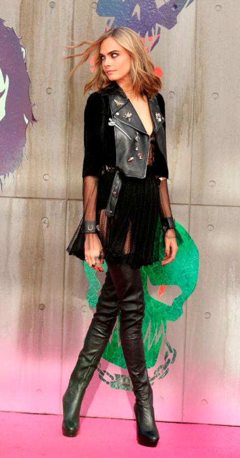 Minivestido con transparencias, botas altas y chaqueta de cuero, uno de los looks más acertados de la modelo basados en el estilismo grunge de los 90.