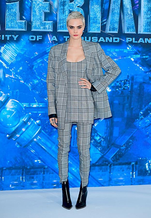 Cara sorprendió durante una de las presentaciones de 'Valerian y la ciudad de los mil planetas' vistiendo uno de los estampados que serán tendencia en la próxima temporada. Cuadros de inspiración 'british' dieron forma a este traje que la modelo combinó con unos botines negros.
