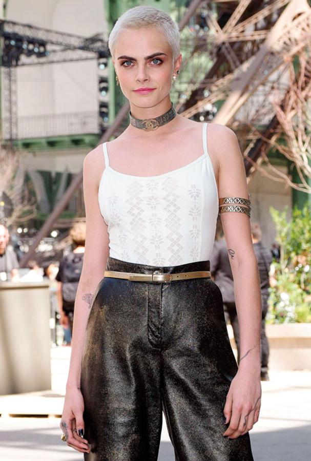 Talle alto y color bronce, combinado con complementos en dorado. Una combinación ganadora.