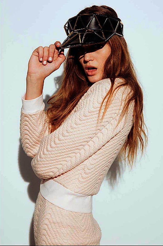 Visera metálica de Laura Wass