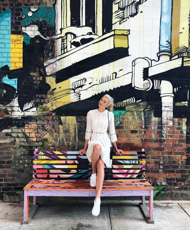 La modelo hace de lo simple lo más sofisticado y este LWD que combinó con unas zapatillas blancas así lo demuestra.