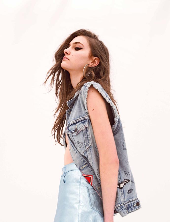 Chaleco vaquero de Levi's, falda de piel metalizada de Tommy Hilfiger y pendientes de Aristocrazy.