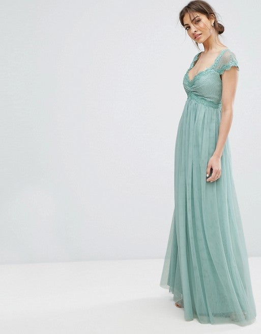 Al igual que el anterior, podrás combinarlo con accesorios dorados para tus bodas o citas más especiales del entretiempo. Es de Little Mistress y está a la venta en la web de Asos por 91.99 euros.