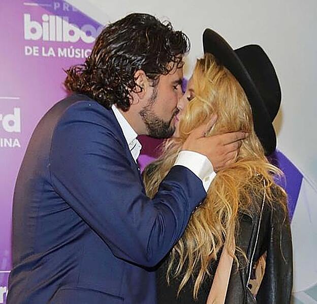 La cantante junto a Gerardo Bazúa, su actual pareja.