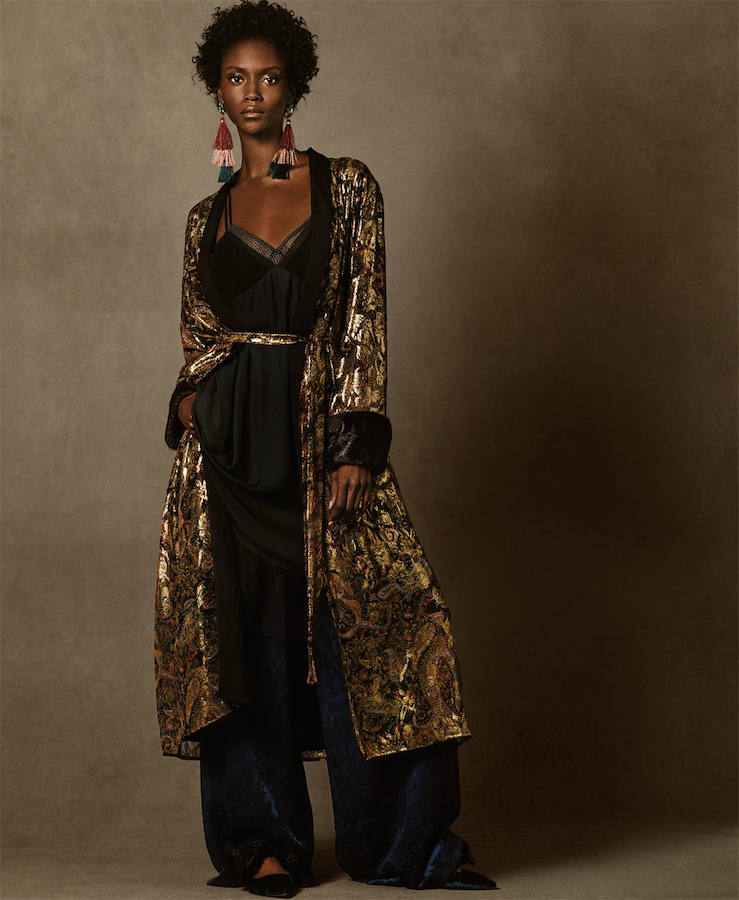 Nos podemos imaginar perfectamente a una estrella pisando la alfombra roja con este espectacular look de noche. Y ya podríamos decir que Zara ha pisado la 'red carpet' como lo hacen, por ejemplo, H&M o Topshop.