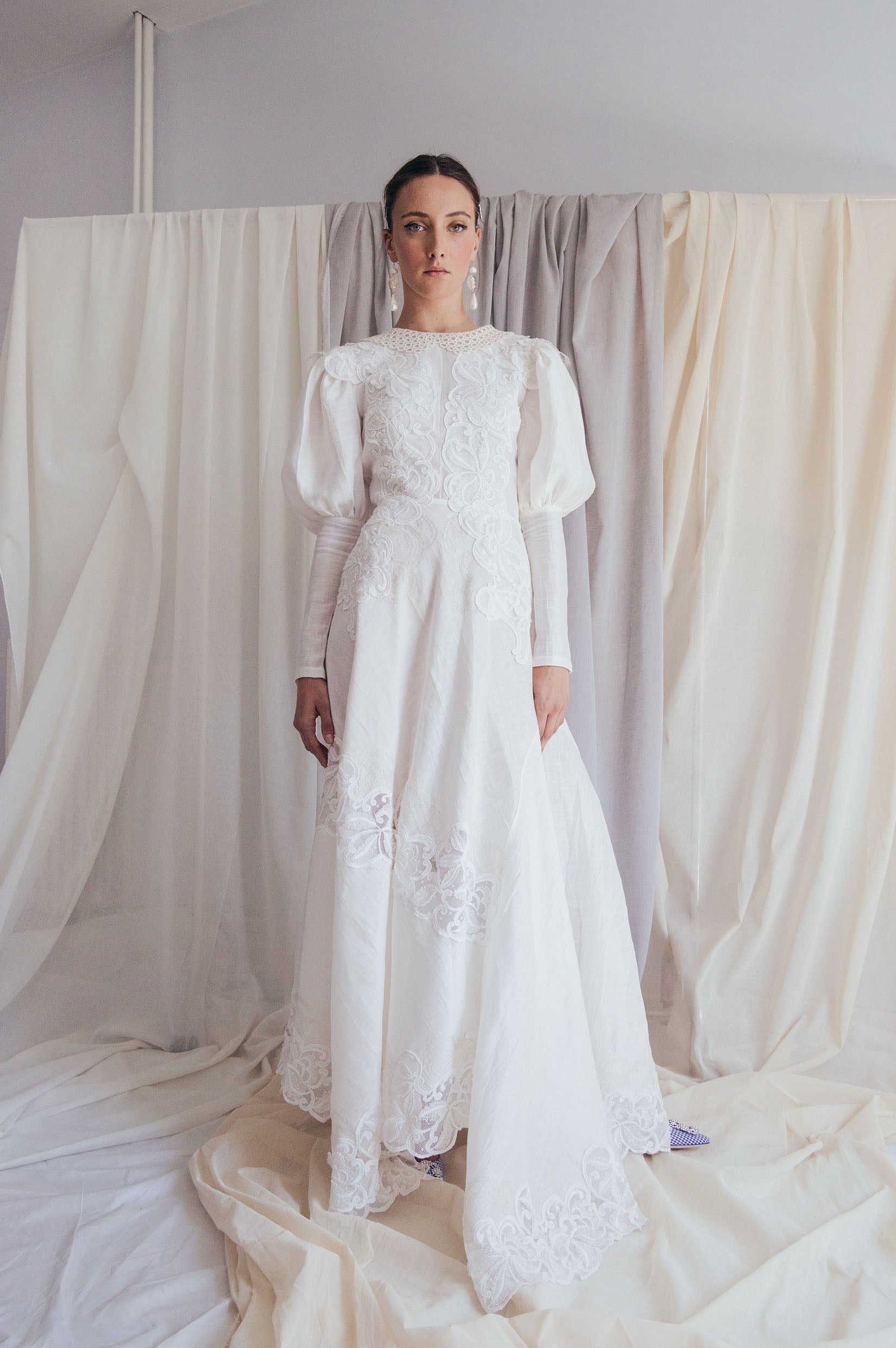 Novias sacadas de otra época, pero con una imagen reactualizada y sutiles y maravillosos toques de tendencia. El diseño exquisito, el patronaje puro de la costura, la calidad de los tejidos y la impecable confección dan forma a los vestidos de Castellar Granados, que ofrece un diseño único y sofisticado para cada clienta.