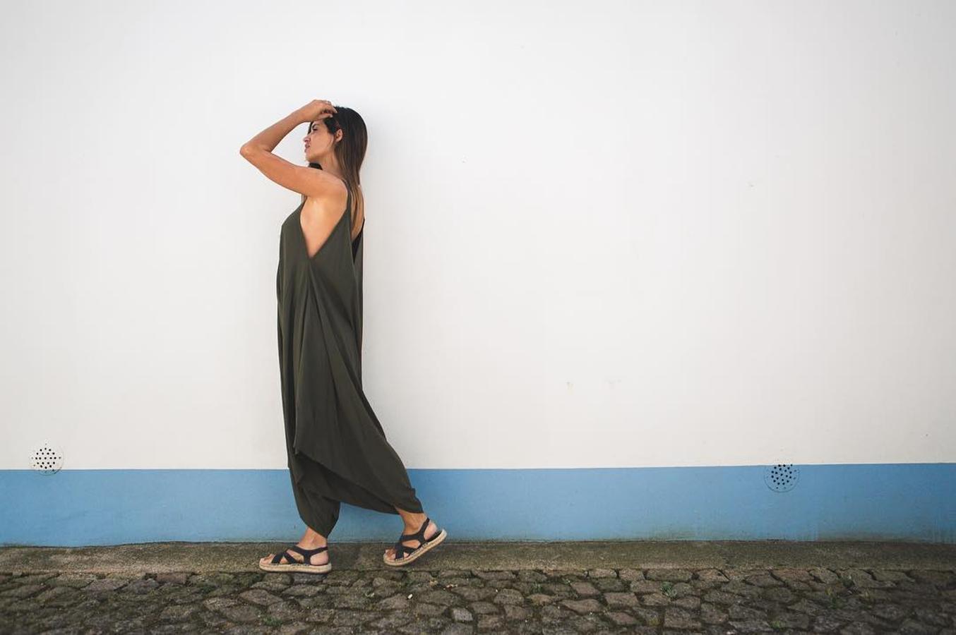 La comodidad no está reñida con el estilo y este look con mono muy ancho y sandalias de esparto es la prueba. Un outtfit todoterreno a prueba de calles empinadas y empedradas como las de Oporto.