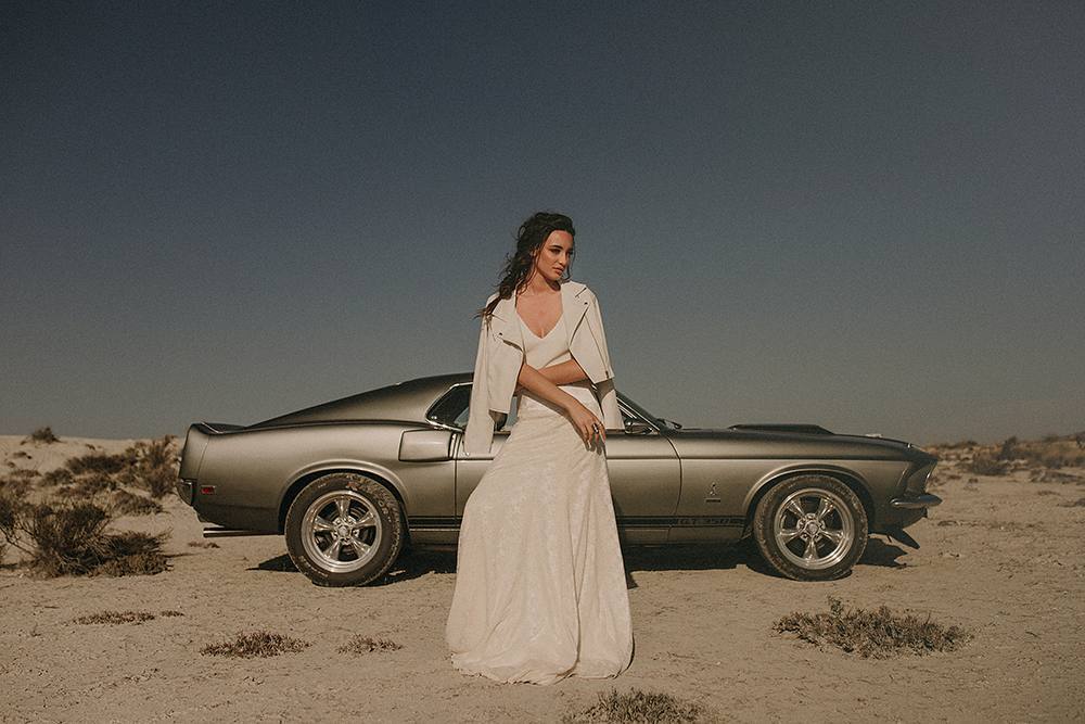 La filosofía de Carolina Otaduy se refleja en sus diseños: "sí, puedes ir como quieras. De blanco y con tus botas de cuero, con trenzas y una corona de flores en el pelo, con un vestido de satén o de encaje, con la espalda descubierta, o las uñas pintadas de negro. Es tu día. Y las reglas las pones tú". ¡Y no podemos estar más de acuerdo!