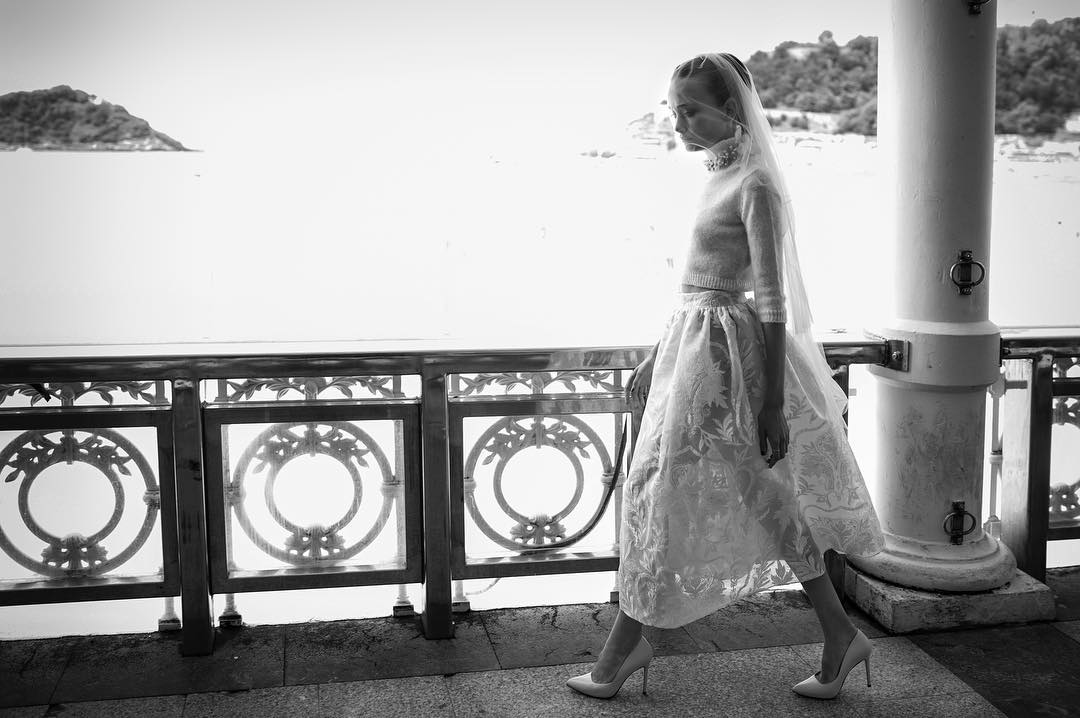 Además de ser una de las diseñadoras de moda española que más triunfa en la alfombra roja, Alicia Rueda tiene una colección nupcial sofisticada, delicada y con un punto transgresor de lo más inspiradora