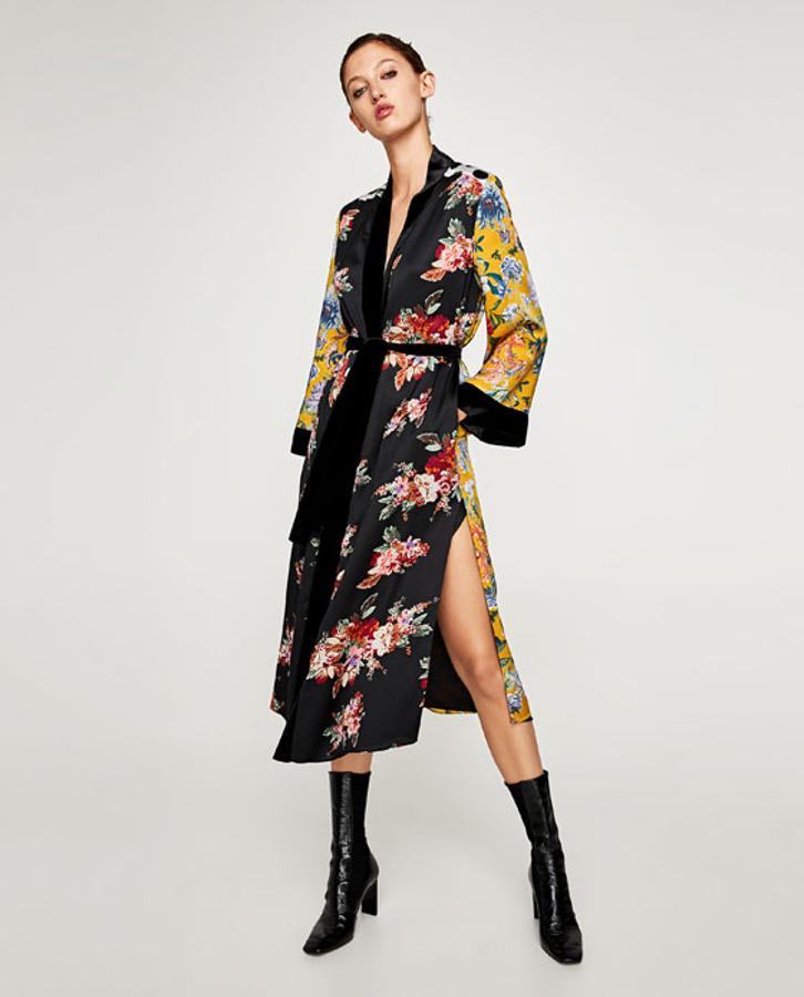 El estampado 'patchwork' es una de las tendencias de la temporada y también lo vemos en kimonos como este de Zara. Precio: 69,95 euros.