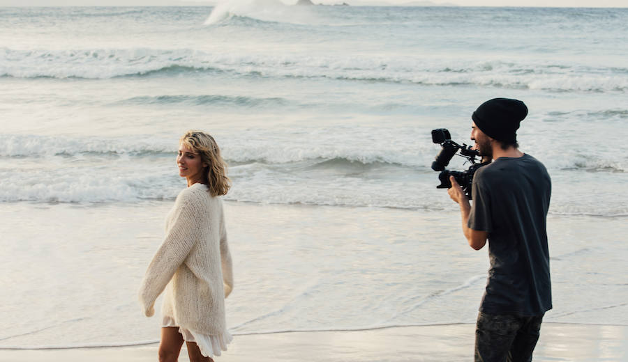 Elsa Pataky protagoniza y dirige junto a su hermano (Cristian Prieto) 'Emotions', el 'fashion film' de la campaña otoño-invierno 2017 de Gioseppo que se ha grabado entre Asturias y Australia, y en el que han contado con un equipo de excepción formado por el fotógrafo Miguel Reveriego, la estilista Belén Antolín y la maquilladora Beatriz Matallana.