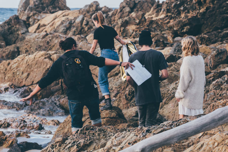 Elsa Pataky protagoniza y dirige junto a su hermano (Cristian Prieto) 'Emotions', el 'fashion film' de la campaña otoño-invierno 2017 de Gioseppo que se ha grabado entre Asturias y Australia, y en el que han contado con un equipo de excepción formado por el fotógrafo Miguel Reveriego, la estilista Belén Antolín y la maquilladora Beatriz Matallana.