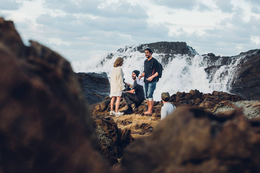 Elsa Pataky protagoniza y dirige junto a su hermano (Cristian Prieto) 'Emotions', el 'fashion film' de la campaña otoño-invierno 2017 de Gioseppo que se ha grabado entre Asturias y Australia, y en el que han contado con un equipo de excepción formado por el fotógrafo Miguel Reveriego, la estilista Belén Antolín y la maquilladora Beatriz Matallana.