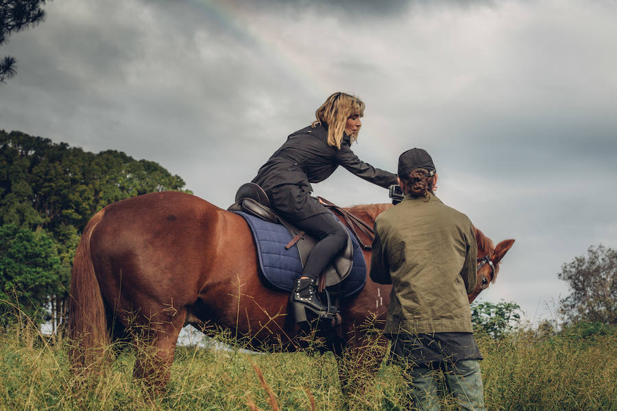 Elsa Pataky protagoniza y dirige junto a su hermano (Cristian Prieto) 'Emotions', el 'fashion film' de la campaña otoño-invierno 2017 de Gioseppo que se ha grabado entre Asturias y Australia, y en el que han contado con un equipo de excepción formado por el fotógrafo Miguel Reveriego, la estilista Belén Antolín y la maquilladora Beatriz Matallana.