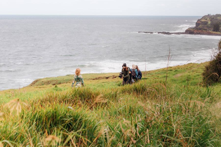 Elsa Pataky protagoniza y dirige junto a su hermano (Cristian Prieto) 'Emotions', el 'fashion film' de la campaña otoño-invierno 2017 de Gioseppo que se ha grabado entre Asturias y Australia, y en el que han contado con un equipo de excepción formado por el fotógrafo Miguel Reveriego, la estilista Belén Antolín y la maquilladora Beatriz Matallana.