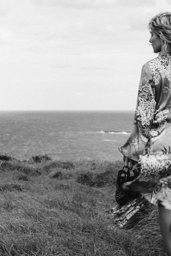 Elsa Pataky protagoniza y dirige junto a su hermano (Cristian Prieto) 'Emotions', el 'fashion film' de la campaña otoño-invierno 2017 de Gioseppo que se ha grabado entre Asturias y Australia, y en el que han contado con un equipo de excepción formado por el fotógrafo Miguel Reveriego, la estilista Belén Antolín y la maquilladora Beatriz Matallana.