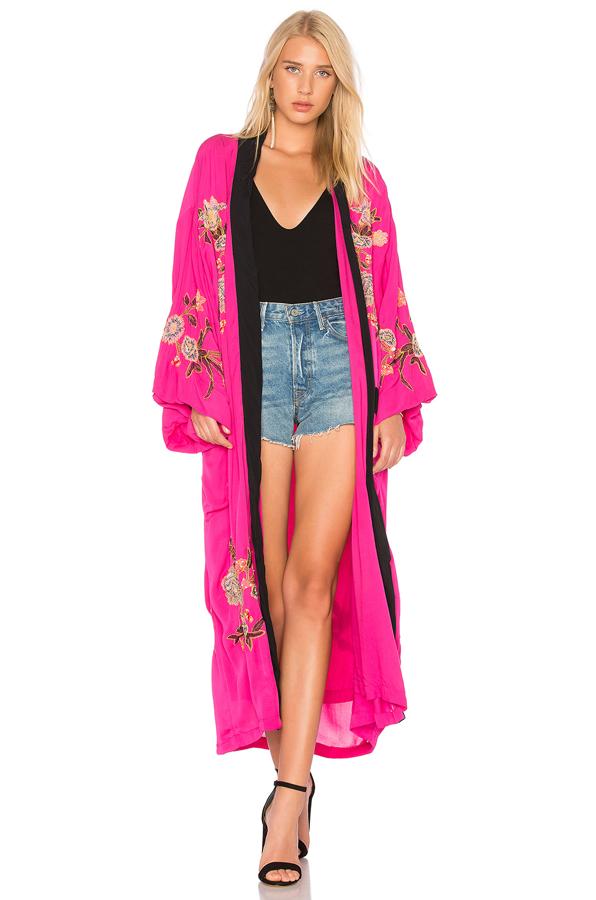 Si hay una marca que ha llenado Instagram este verano ha sido Revolve, la firma favorita de todas las blogger y a la que pertenece este kimono rosa con detalles en negro. Precio: 142,19 euros.