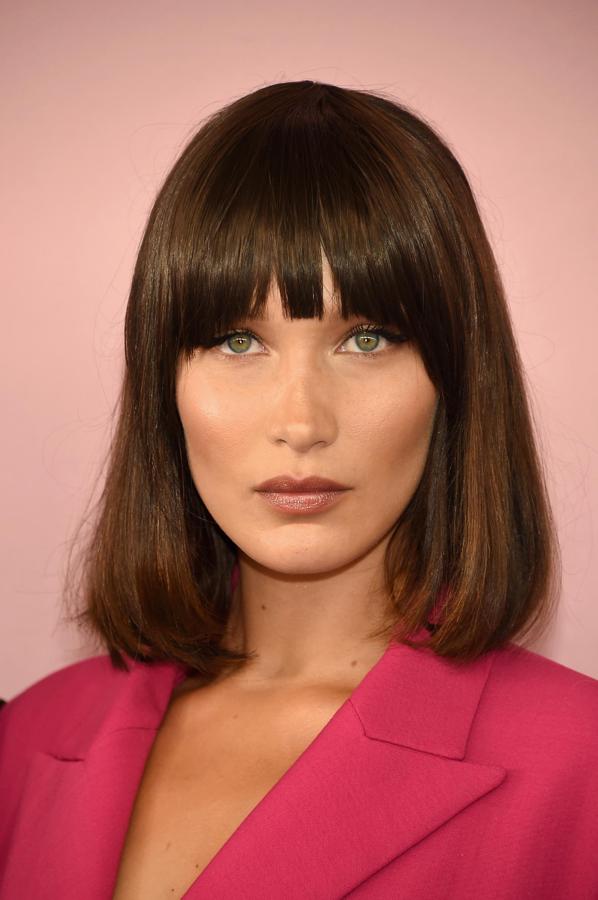 La modelo Bella Hadid ha apostado con un peinado bob corto con flequillo recto, lo que hace parecer más joven.