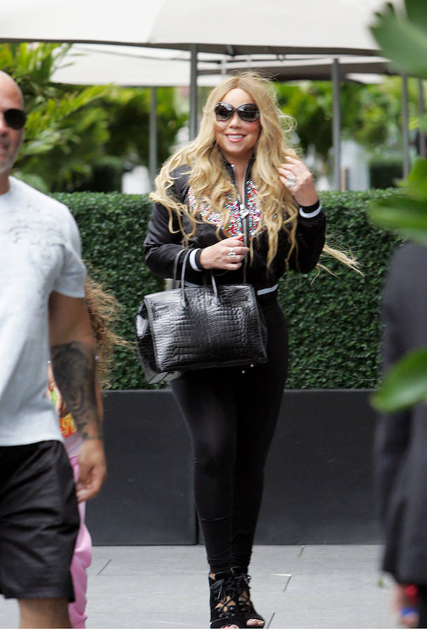 Estamos acostumbrados a que los looks 'total black' suelan ser discretos, pero Mariah Carey está fuera de cualquier norma de estilo, y ella llama la atención aunque se vista de negro de pies a cabeza.