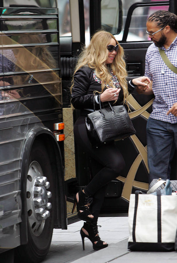 Sí, Mariah Carey se está bajando de esta guisa de un camión. Con sus tacones infinitos, sus leggings con transparencias y su bómber con bordados joya.