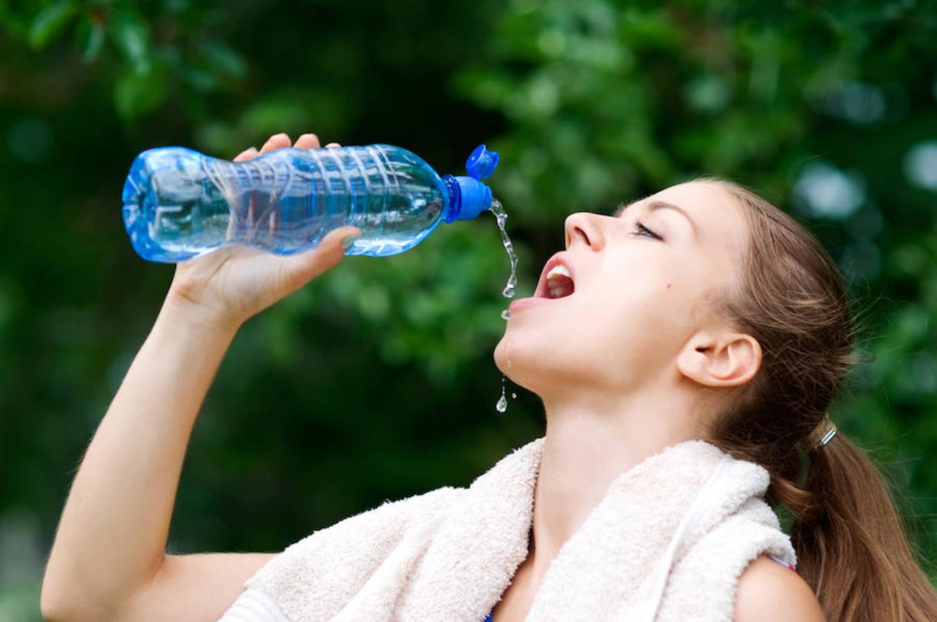 Consumir entre dos y tres litros de líquido al día asegura la hidratación. Además, el agua produce un efecto arrastre que mejora el tránsito intestinal.