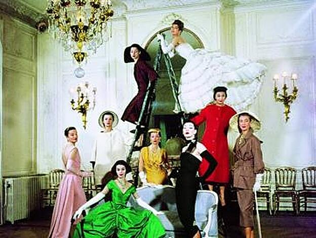 Modelos en los salones de la Avenue Montaigne 30, en 1957.