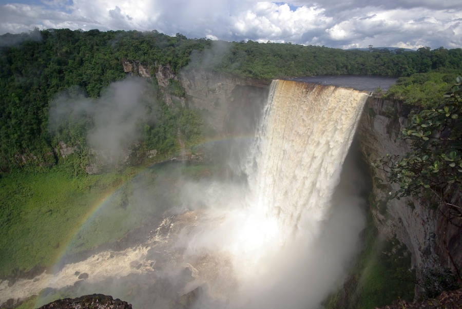 Imagínate sobrevolar en un helicóptero la selva tropical del centro de Guyana… Es un viaje que nunca olvidarás y que vale muchísimo la pena, especialmente si te gusta tomar imágenes de cascadas durante tus viajes. Este espectacular salto de agua está situado en el río Patarus, dentro del Parque Nacional de Kaieteur, una de las reservas naturales más bonitas de toda América del Sur. ¡Ah! ¡Y es casi el doble de alta que las Cataratas Victoria!