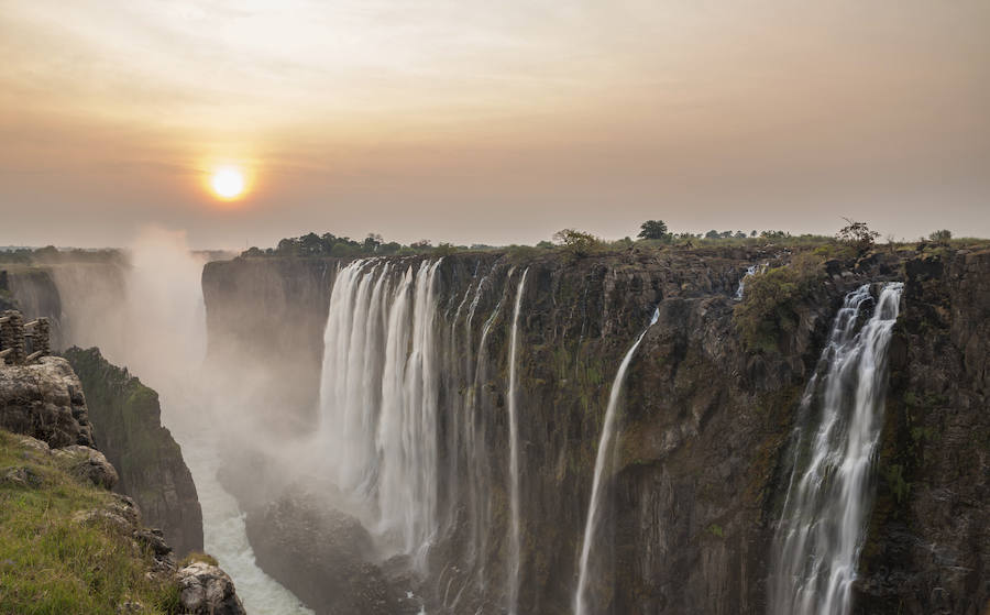 Cataratas Victoria – Zambia / Zimbabue – ÁfricaCon cerca de 130 metros de altura y muchísima bruma, las Cataratas Victoria son un lugar Patrimonio de la Humanidad de la Unesco. Justo en la frontera entre Zambia y Zimbabue podrás encontrar una de las cascadas más hermosas de este mundo.
