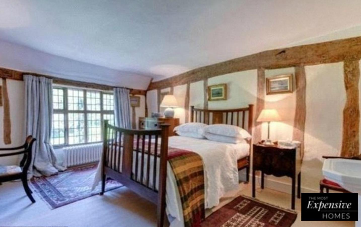 La decoración de las estancias es de inspiración retro, y en todos los espacios las vigas de madera vista nos transportan a otra época.