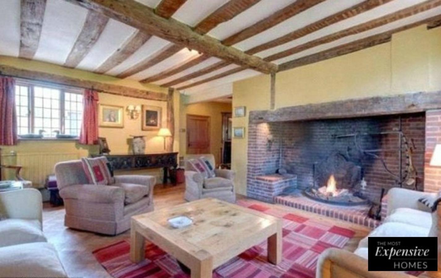 El interior de la mansión británica de Kit Harington conserva elementos tradicionales medievales, como la gran chimenea que preside el salón, o las vigas de madera vistas en el techo.