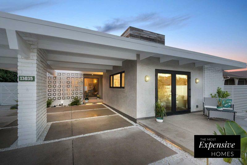 Las líneas sencillas propias de la arquitectura de los '50 son las protagonistas de esta masión con 5 dormitorios y 4 baños valorada en 2 millones de dólares.