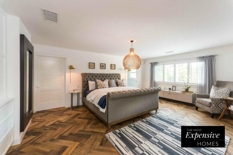 Los impresionantes suelos de madera juegan como un elemento de decoración protagonista de las estancias, aportando calidez al espacio.