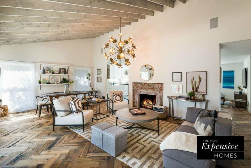 La calidez es la protagonista de la mansión de Lena Headey en Sherman Oaks, y los elementos decorativos inspirados en los años '50 combinan a la perfección con la estructura de esta casa de mediados del siglo XX.