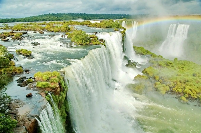 La Garganta del Diablo es el más popular entre los 275 saltos de agua que se siguen durante unos 3 kilómetros a lo largo del río Iguazú, en la frontera entre Argentina y Brasil. Están entre el conjunto de cataratas más espectaculares del mundo, cascadas hermosas y perfectas para el rodaje de muchas películas (desde James Bond a Indiana Jones). Mejor no te las pierdas.
