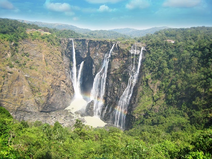 Las cascadas más altas de la India están a unos 100 kilómetros del centro de la ciudad de Shimoga. También llamadas Gersoppa Falls, su punto más alto tiene una caída de 250 metros. Su alcance y poder es impresionante, y sólo te distraerá la visión de un arco iris. Unas cascadas hermosas donde las haya. Te sorprenderán.