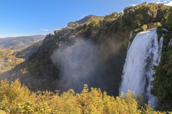 Uno de los mayores saltos de agua de Europa, Marmore, empieza a unos 165 metros de altura y termina en la quebrada del Nera, una cascada hermosa donde las haya y, quizá, una de las cascadas más increíbles del continente. Está a pocos kilómetros de Temi, en la región de Umbría, y es una visita obligada si te gusta la belleza natural. Sin excusas. Si quieres llevarte en la retina imágenes de cascadas este es un lugar imprescindible en tu bucket list.