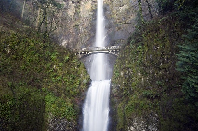 La cascada más alta de Oregón nace desde una altura de unos 190 metros. Formada por dos saltos de agua superpuestos, también son famosos por el puente peatonal Benson, un paseo pintoresco a la altura del salto más pequeño y desde el cual se pueden ver de cerca las magníficas características del agua y la impresionante energía de la catarata. Nada mal, ¿verdad? Con seguridad una de las cascadas más hermosas de EE.UU.