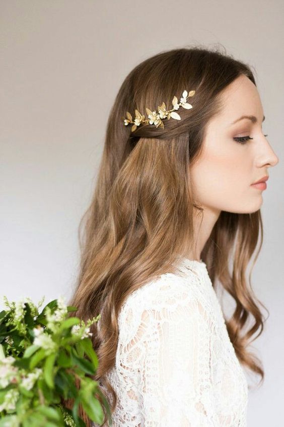 La sencillez siempre es un acierto, como lo es este delicado peinado con melena suelta y detalle joya (Foto: Pinterest).