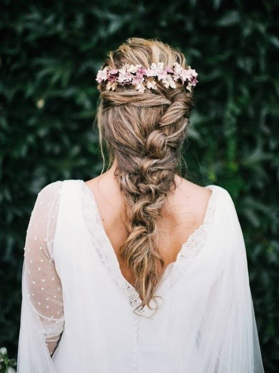 Un ejemplo más con trenza desestructurada, en esta ocasión, con corona de flores en tonos pastel (Foto: Pinterest).