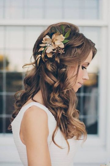 De nuevo, una novia con melena con ondas naturales y adorno floral (Foto: Pinterest).