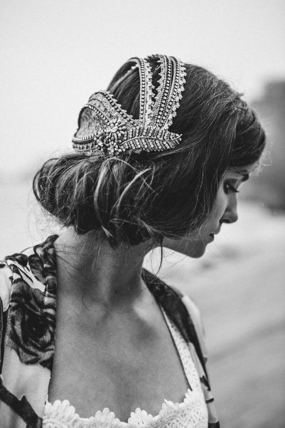 Estamos enamoradas de este recogido bajo 'messy' con espectacular tocado de inspiración vintage (Foto: Pinterest).