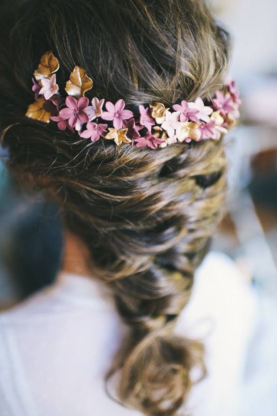 Otro ejemplo más con trenza deshecha, esta vez con media corona con flores (Foto: Pinterest).