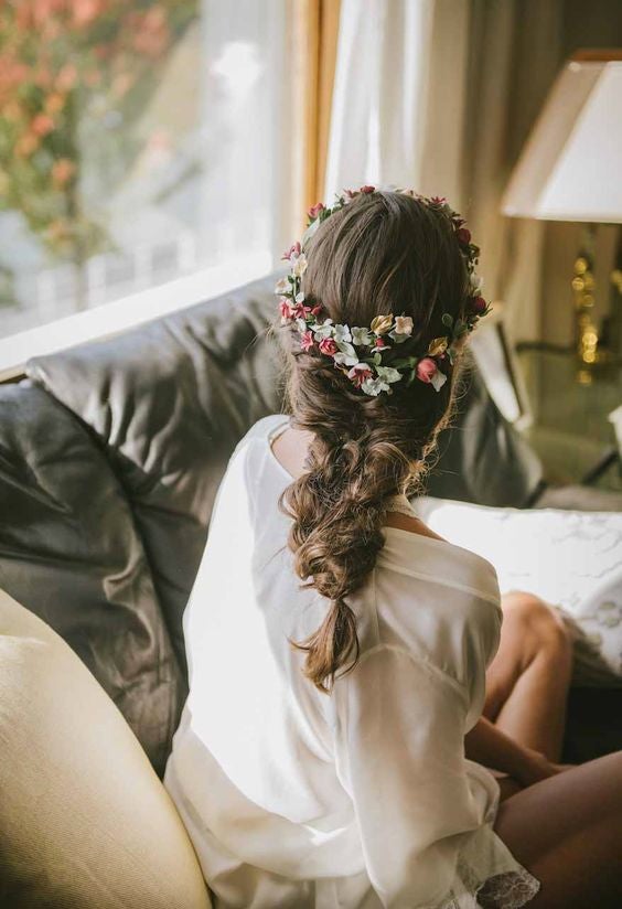 Para una boda en el campo y una novia romántica, este peinado con melena suelta con ondas salpicada de flores en colores otoñales es ideal (Foto: Pinterest).